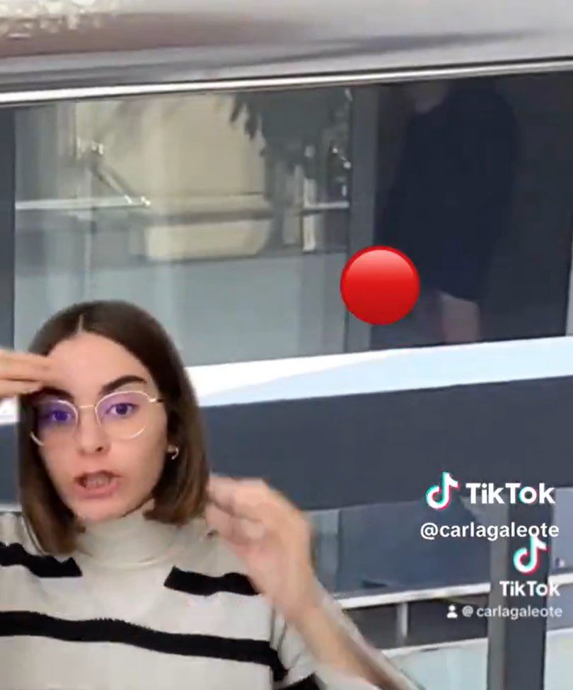 Carla Galeote contrata a un "guardaespaldas" en su viaje a Egipto "por si las moscas".