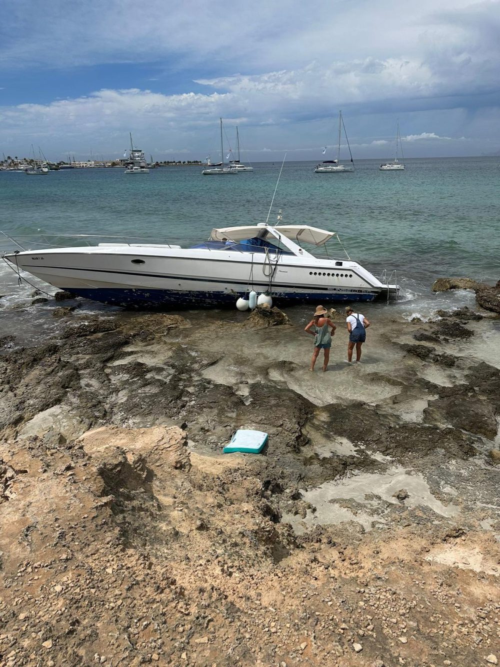 El fuerte temporal provocado por la DANA en Formentera nos ha dejado unos cuantos vídeos para el recuerdo y una lección aprendida: si el pronóstico es malo, no saques el barquito...