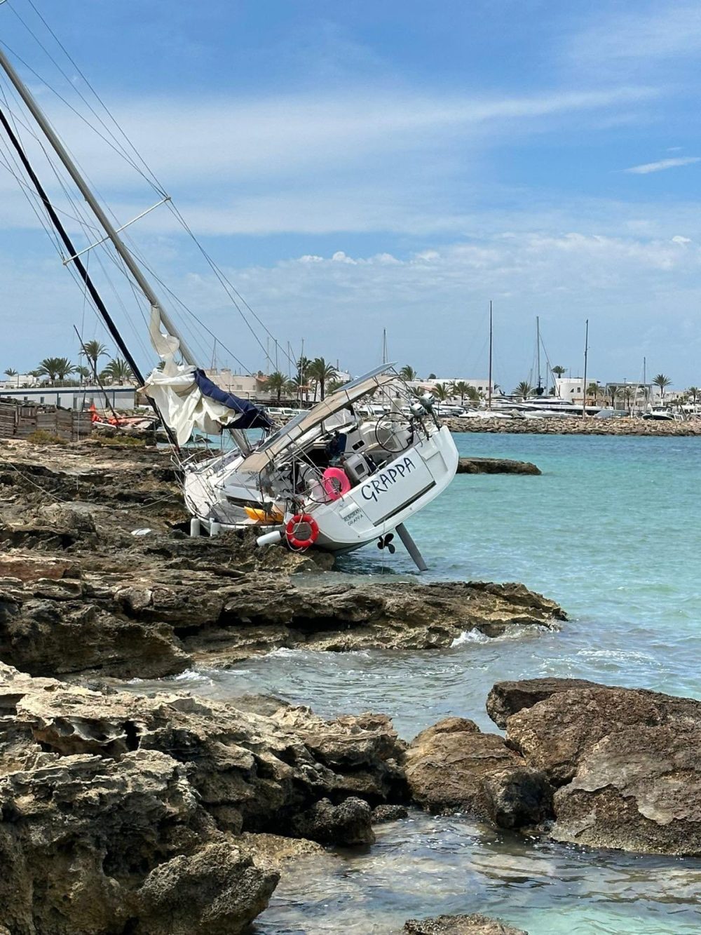 El fuerte temporal provocado por la DANA en Formentera nos ha dejado unos cuantos vídeos para el recuerdo y una lección aprendida: si el pronóstico es malo, no saques el barquito...