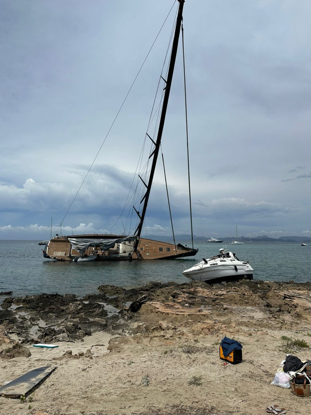 El fuerte temporal provocado por la DANA en Formentera nos ha dejado unos cuantos vídeos para el recuerdo y una lección aprendida: si el pronóstico es malo, no saques el barquito...