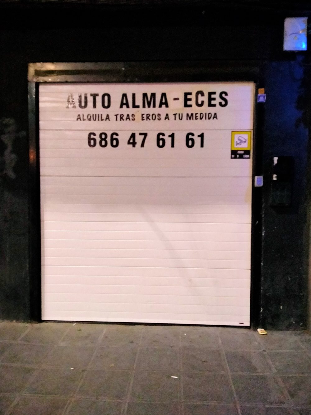 Chavales colegas que te decoran el rótulo.