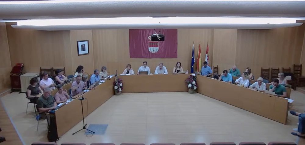 Un alcalde del PP prohíbe decir “extrema derecha” en el Pleno de una localidad de Valladolid: “El que decide soy yo”
