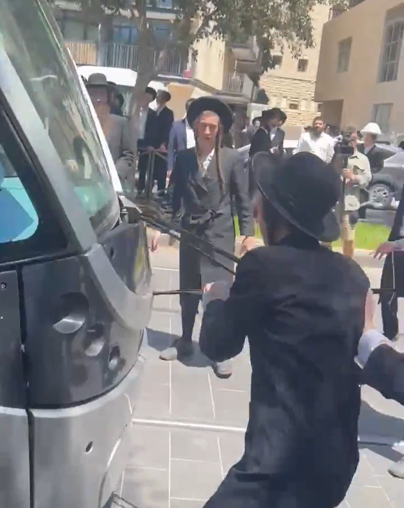 Judíos ultraortodoxos bloquean el tráfico en Jerusalén y se enfrentan a la policía.