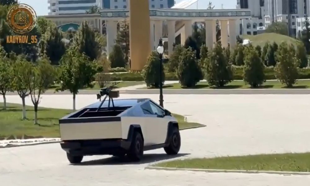 El líder de Chechenia se ha comprado una Tesla Cybertruck y le ha colocado una ametralladora para salir a pasearlo por la capital chechena.