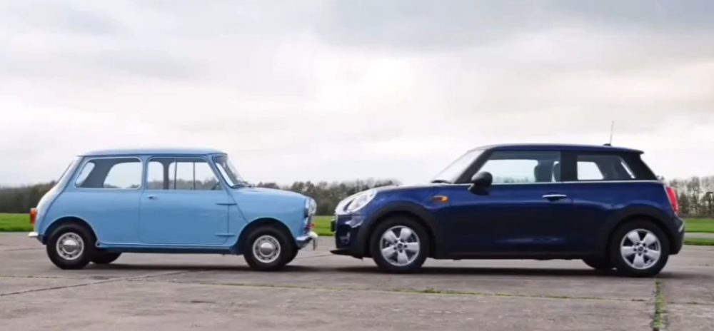 Coches icónicos junto a sus versiones modernas mucho más grandes.