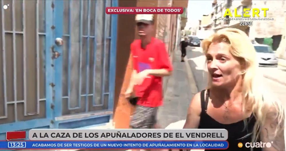 APUÑALACEPTION: El programa de TV 'En boca de todos' está dando cobertura a un apuñaIamiento en El Vendrell, y dos personas se acercan a las cámaras para informar de que estaba sucediendo otro apuñaIamiento: "Estábamos pidiendo comida y vino con un cuchillo"