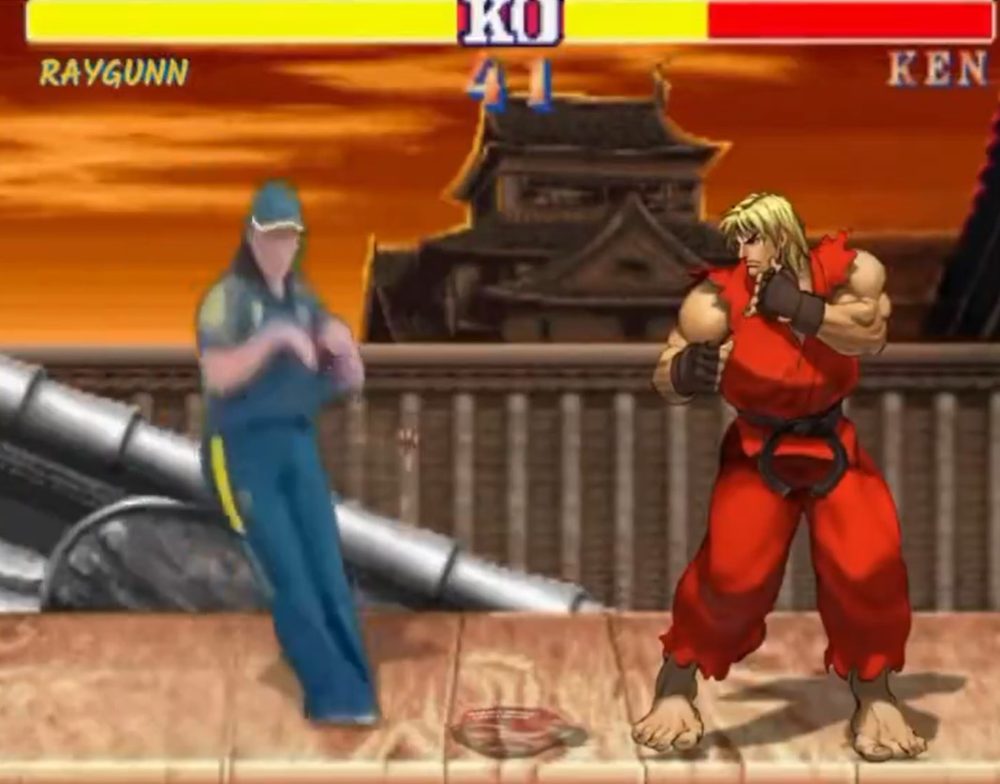 El típico amigo que machaca el botón del mando sin parar y siempre te gana.