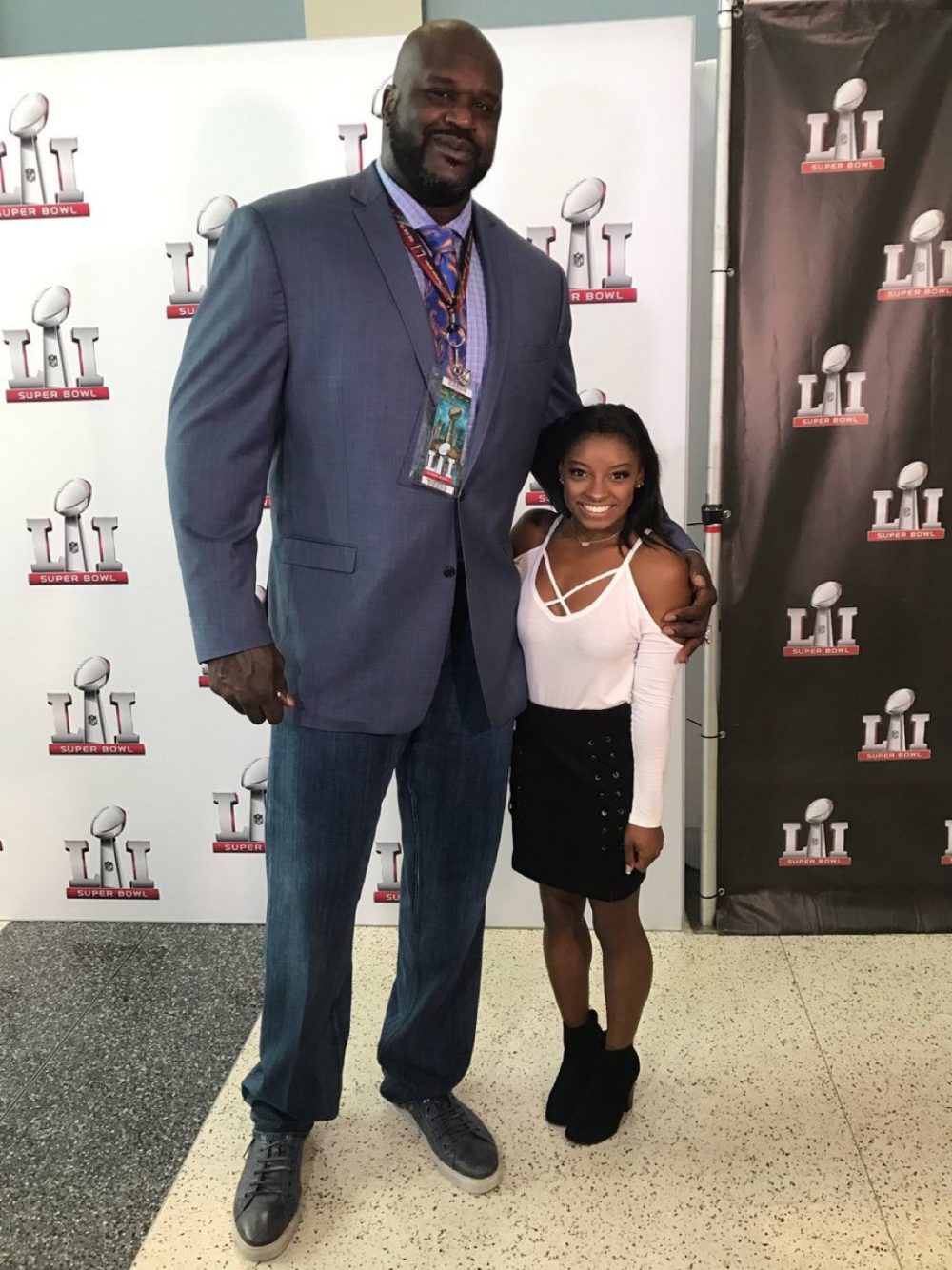 Así se ve Simone Biles al lado de Shaquille O´Neal.