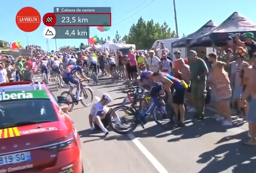 Final de la 2ª etapa de La Vuelta: el público provoca una caída y los ciclistas se encaran a los aficionados.