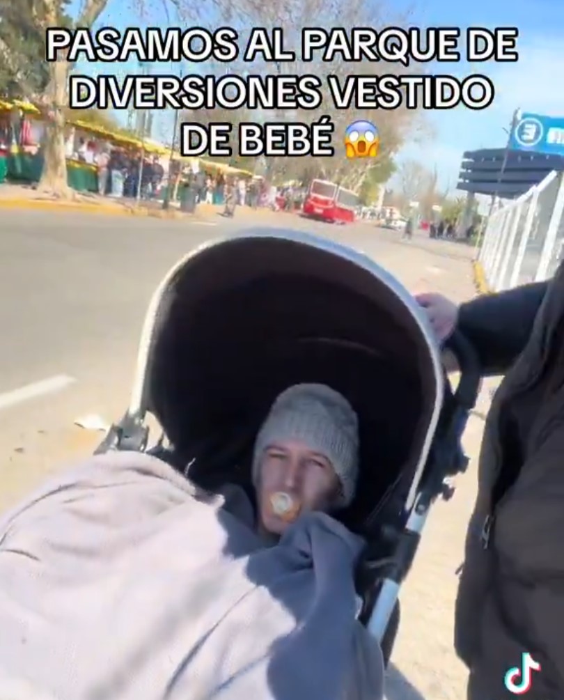 Intenta colar a su amigo en el parque de atracciones metiéndolo dentro de un carro de bebé.