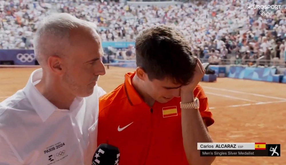 Alcaraz no puede evitar llorar al perder la medalla de oro ante Novac Djokovic.