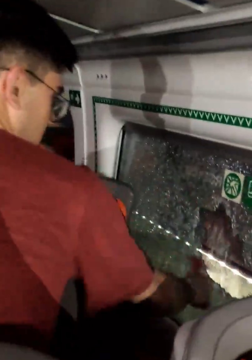 Avlo Renfe Valencia - Madrid: la gente revienta las ventanas después de dos horas de detención sin aire acondicionado, sin luz y con 40°.