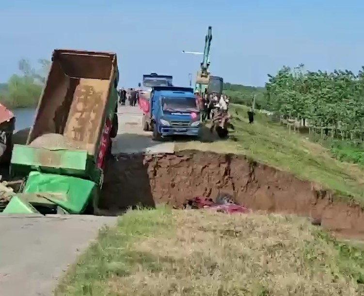 Intentan evitar el colapso de un embalse lanzando camiones directamente a la brecha.
