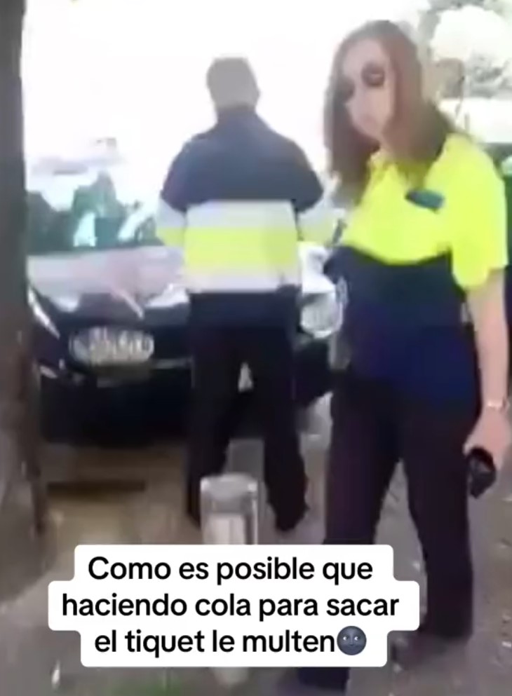 Le multan mientras hace cola para sacar el ticket de la hora