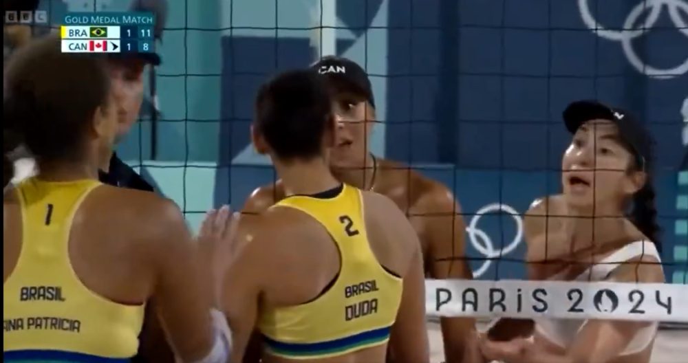 Las jugadoras de la final de voleibol playa comenzaron a discutir, así que el DJ decidió poner 'Imagine' de John Lennon.