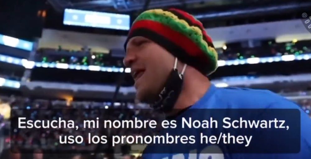 Entrevistan a un votante de Kamala Harris en la Convención Nacional Demócrata.