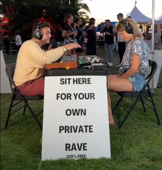 "Siéntate aquí y te hago tu propia rave privada".