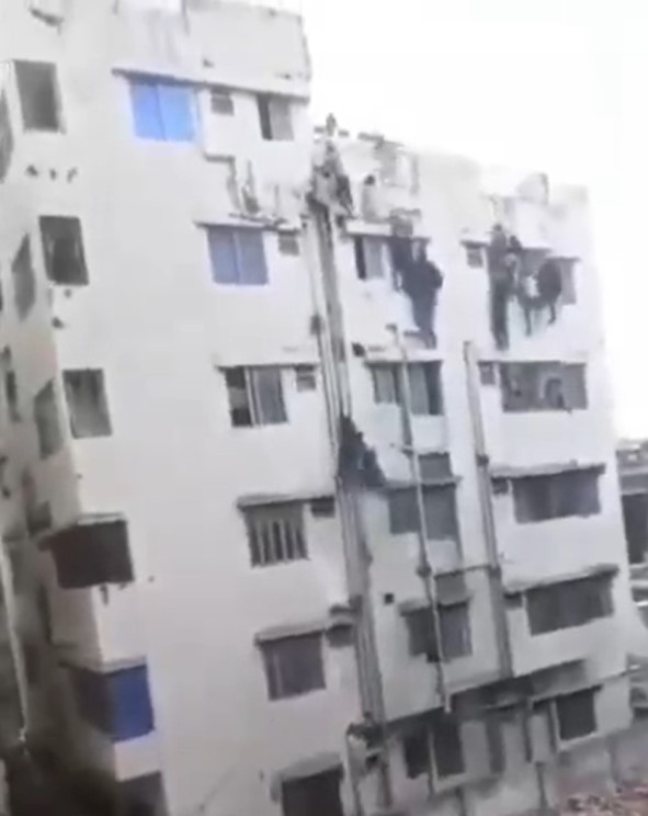 Bangladesh: Mientras algunos estudiantes hindúes intentan escapar del horror, otros son arrojados desde el tejado de un albergue.