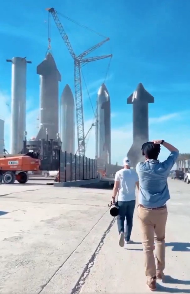 Parece una escena sacada de una película de ciencia ficción, pero es el lugar donde se ensamblan las naves de SpaceX.