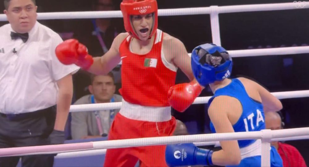 PARÍS 2024: Una boxeadora italiana abandona su pelea de boxeo después de que una persona nacida hombre le partiera la nariz de un golpe.