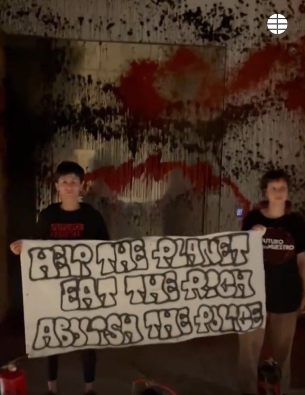 Activistas woke del chiringuito Futuro Vegetal se cuelan en la villa de Leo Messi en Ibiza y la vandalizan.