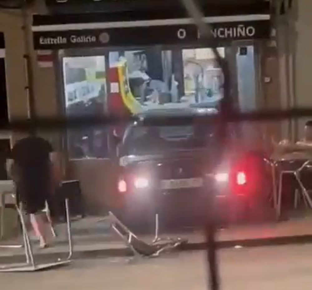 Así fue la discusión que acabó con un coche empotrado en el bar “O Pinchiño” de Os Mallos, en A Coruña.