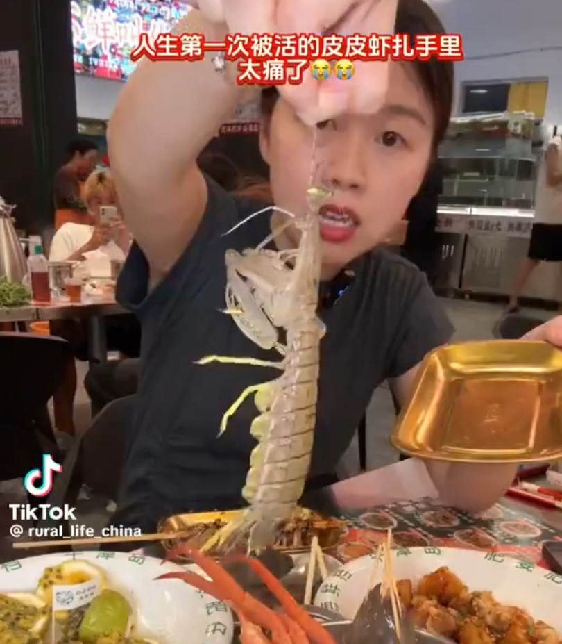 El eslogan del restaurante podría ser: "nuestra comida está tan fresca que podría morderte".