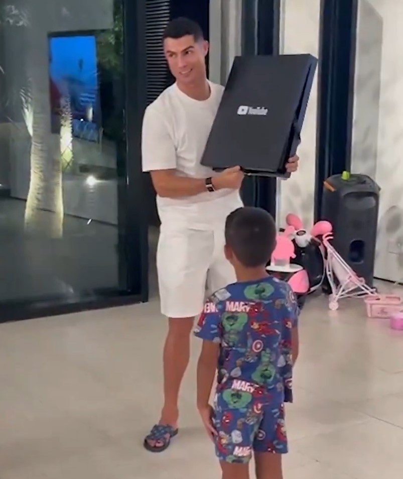 Cristiano Ronaldo celebra con sus hijos haber llegado al millón de "SIUUUbscriptores".