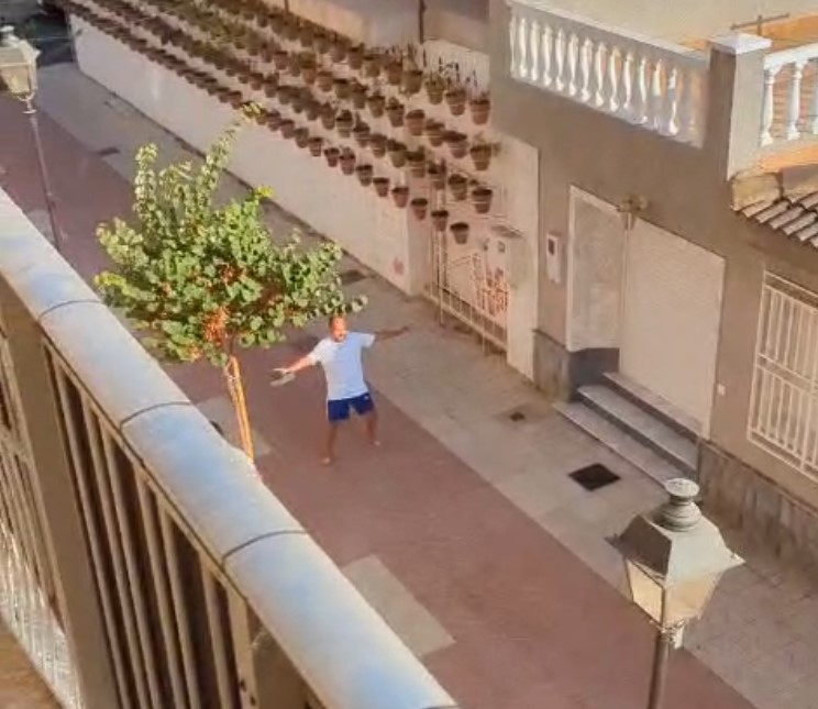 Mientras tanto, en Los Alcázares, Murcia: "El baile de la campana"