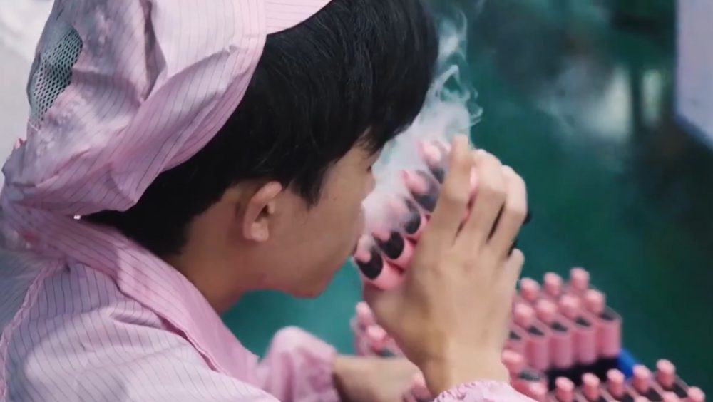 Trabajador de una fábrica de vápers desechables prueba hasta 10.000 cigarrillos electrónicos al día