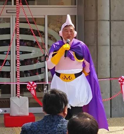 El nuevo primer ministro de Japón, Ishiba Shigeru, se ha vestido de Majin Buu para la inauguración de un museo de figuritas.