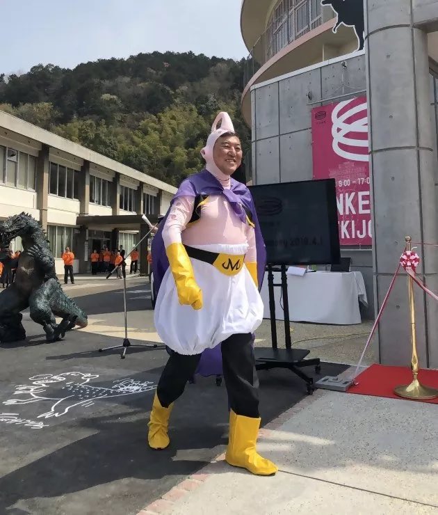 El nuevo primer ministro de Japón, Ishiba Shigeru, se ha vestido de Majin Buu para la inauguración de un museo de figuritas.