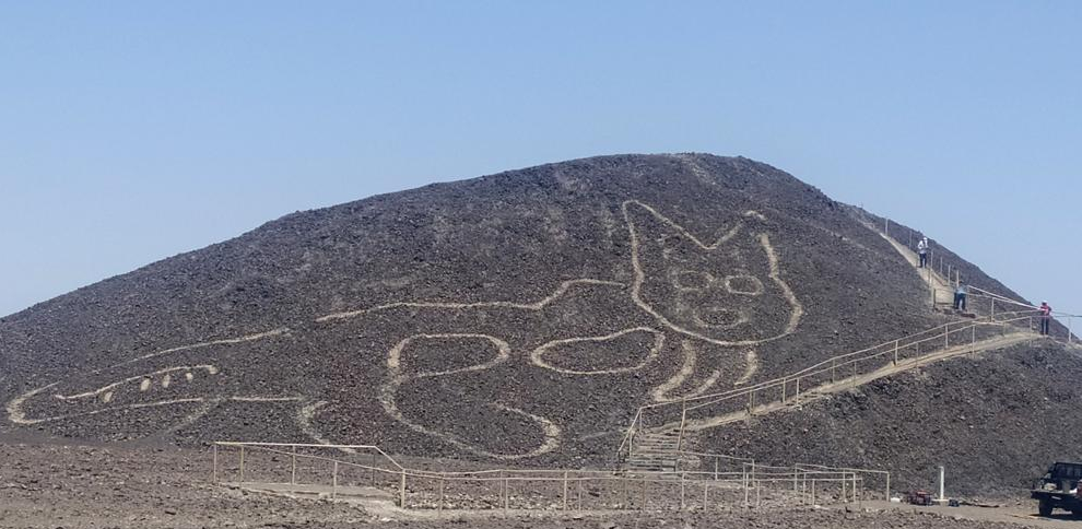 Un equipo de investigación japonés ha descubierto en 6 meses, utilizando la IA y trabajo de campo, 303 nuevos geoglifos en la Pampa de Nazca (Perú)