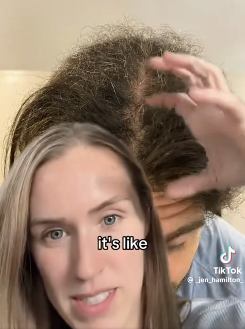 Su novio se a la peluquería a hacerse un tratamiento de queratina porque tenía el pelo muy dañado, y vuelve pareciendo Dora la Exploradora.