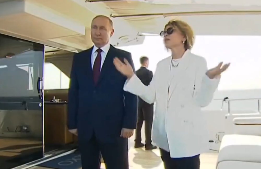 Putin le recuerda a su anfitriona que mientras suena el himno de Rusia NO SE HABLA.