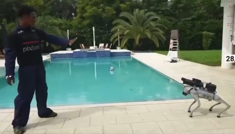 Speed intenta domesticar un perro robótico con lanzallamas.