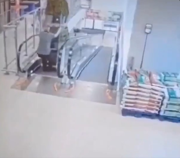 Se puede ver el frame exacto en el que se arrepiente de la decisión que acaba de tomar.