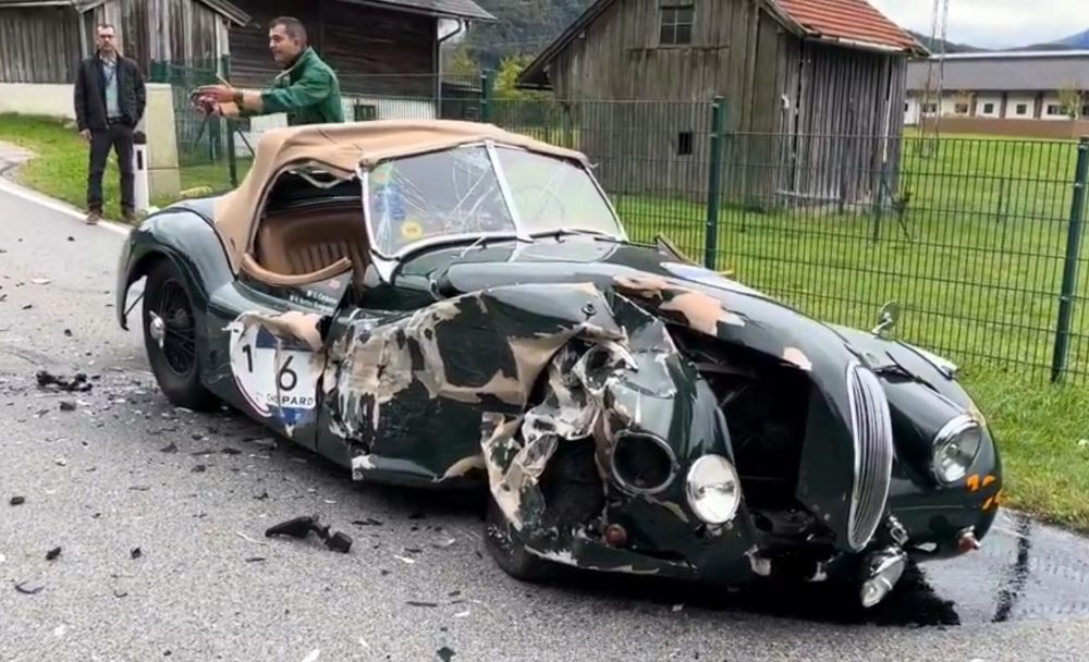 Una mujer que estaba hablando por teléfono y no prestaba atención a la carretera chocó contra un Jaguar XK120 y lo destrozó: "venía hablando por teléfono y mira lo que ha pasado ahora".
