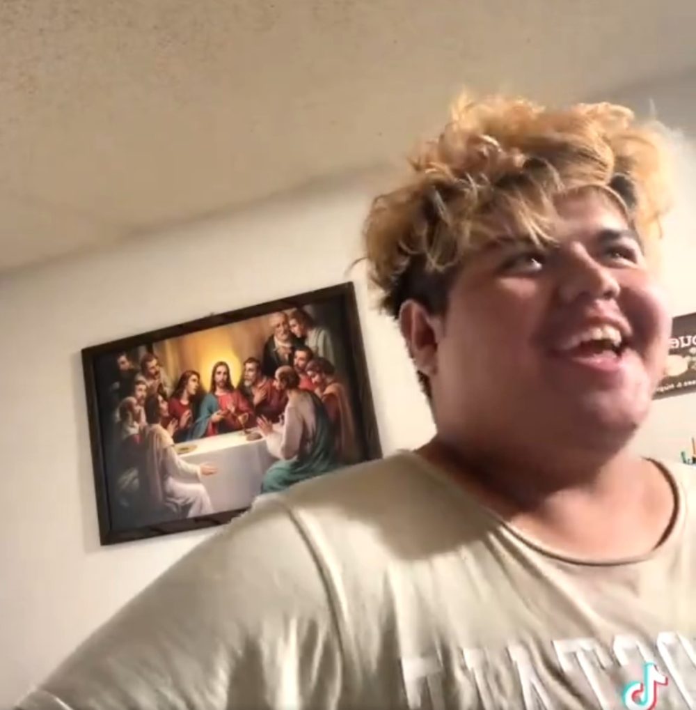 Acusa a su madre de ser "abusiva" por decirle que se duche después de 19 días sin hacerlo.