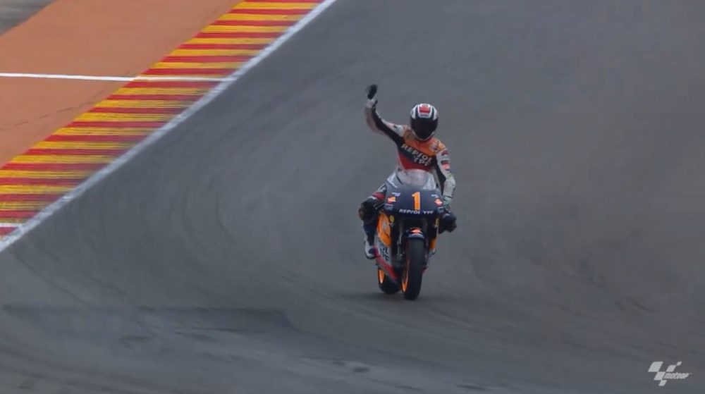 Así vivió Alex Crivillé su vuelta de honor encima de la NSR500 25 años después de ganar el mundial con ella.