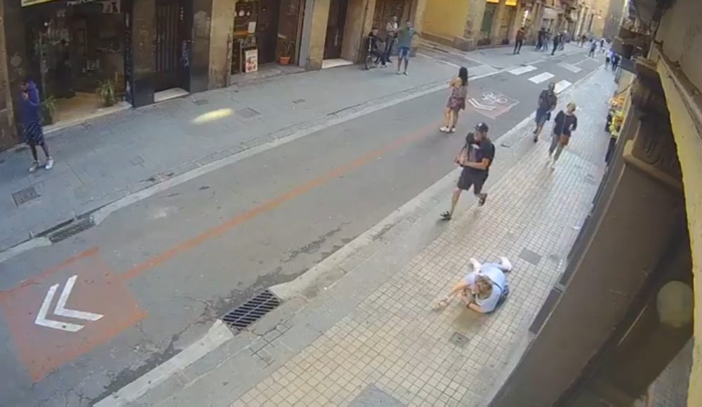 Un día cualquiera en El Raval: Le pegan un tirón a una vieja, la dejan en el suelo y otro que pasa por allí se lleva el movil y sale corriendo también...