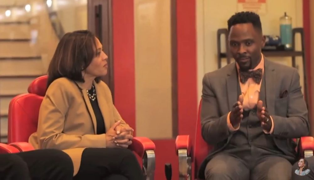 El tío le está proponiendo abrir la puerta a un apartheid legal, y Kamala asiente :D