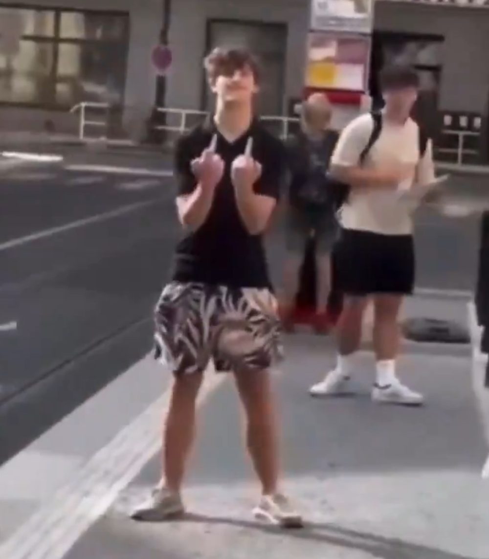 Praga: un infraser increpa y agrede a una embarazada, cuando de repente alguien entra en escena de la forma que todos esperaríamos que entrase un amigo.