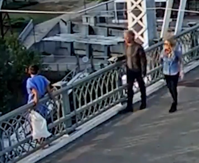 El cantante Jon Bon Jovi convence a una mujer para que no salte desde un puente cuando rodaba un videoclip