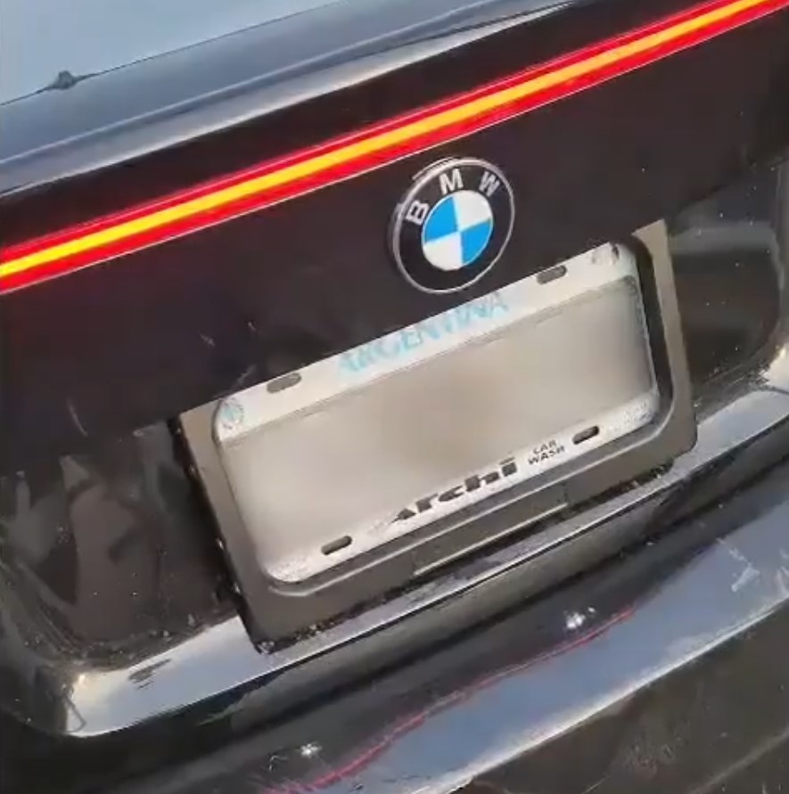 Pillote llevando un sistema que oculta la matrícula automáticamente.