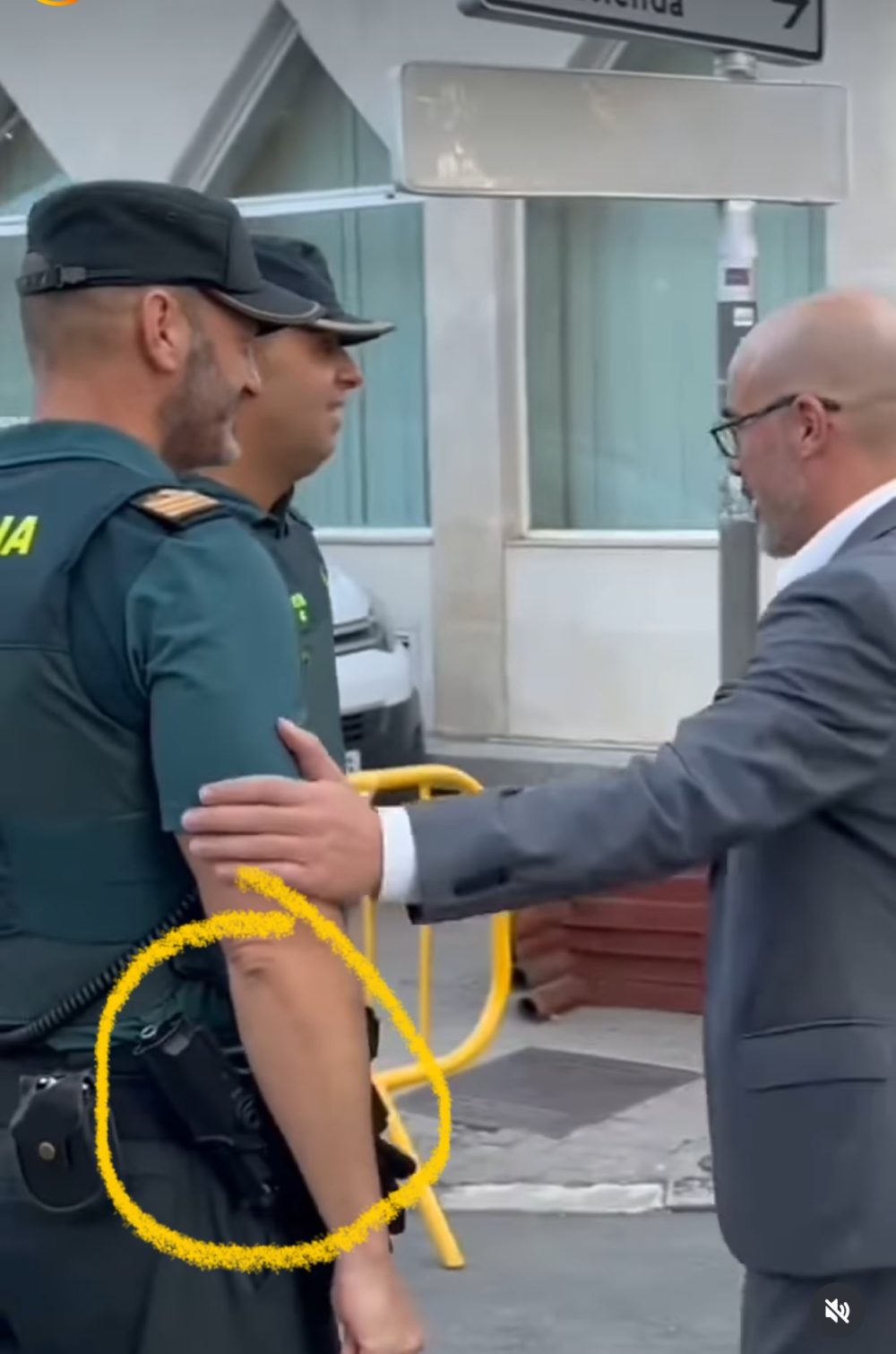 ¿El arma se lleva así?