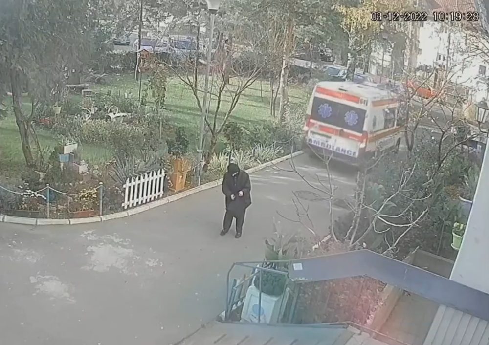 Esta ambulancia parece salida de la película 007: El Mañana nunca muere.