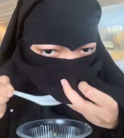 Mujeres islamistas comiendo en modo ninja.