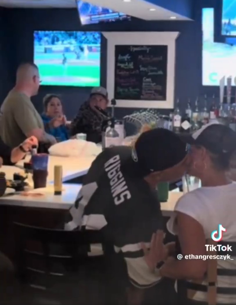 Pilla a su madre poniéndole los cuernos a su padre. 