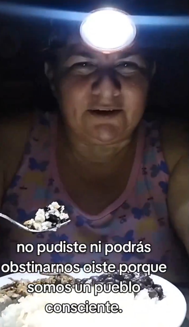 Chavista cocina a oscuras tras el apagón masivo en Venezuela y culpa de ello a la opositora María Corina Machado: "Este es un pueblo CONSCIENTE. Mi almuerzo NO me lo vas a dañar, arranca pallá pedazo de loca.".